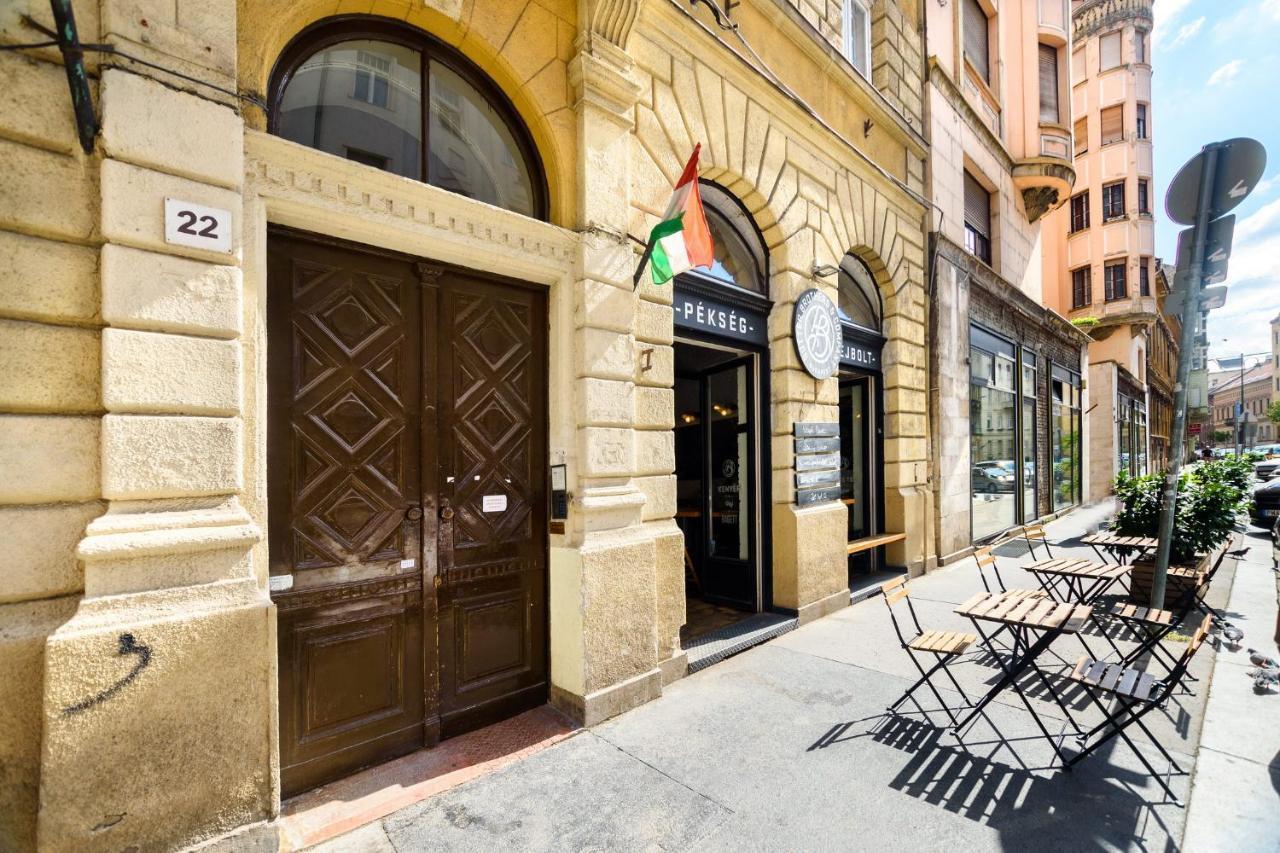 Spacious & Serene Downtown Home With Free Parking, Budapest